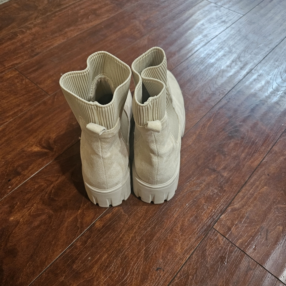 Cushionaire Cream Lug Ankle Boots, Size 10W - Picture 4 of 5